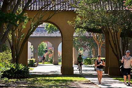 picture of Louisiana State University (LSU) Campus quad with overhang